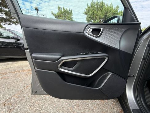 Used 2025 Kia Soul LX w/ LX Technology Package FWD image 18