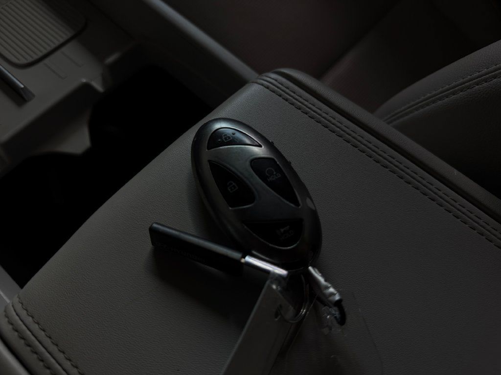Used 2025 Hyundai Santa Fe Limited FWD image 33