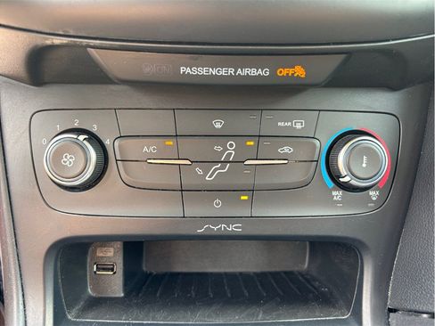 Used 2016 Ford Focus SE w/ SE Sport Package FWD image 22