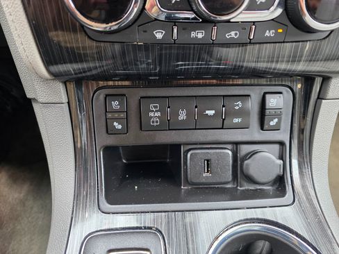 Used 2017 Chevrolet Traverse Premier image 24