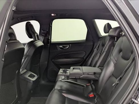 Used 2019 Volvo XC60 T5 Momentum w/ Premium Package FWD image 17