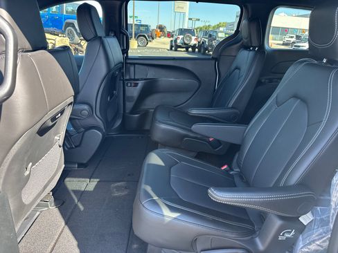 New 2026 Chrysler Pacifica Select w/ S Appearance Package image 7