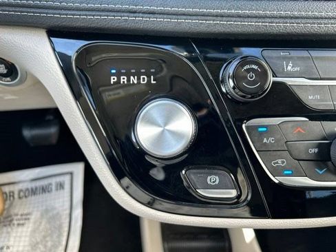 Used 2023 Chrysler Pacifica Touring-L FWD image 31