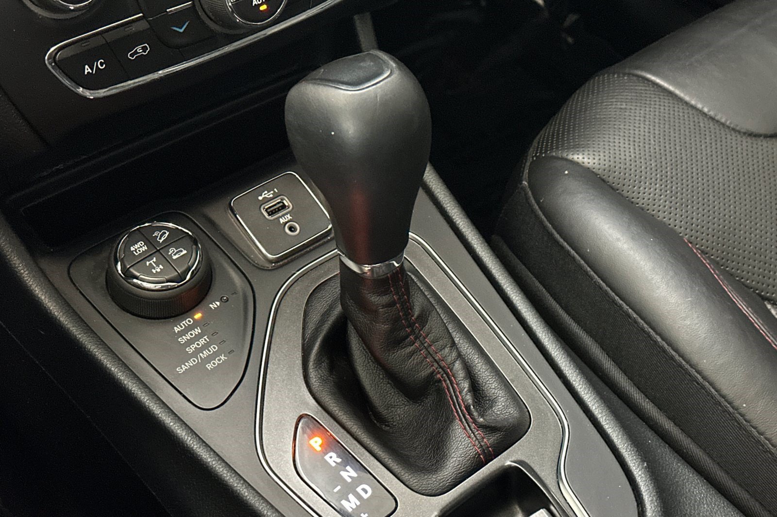 Used 2019 Jeep Cherokee Trailhawk AWD/4WD image 17