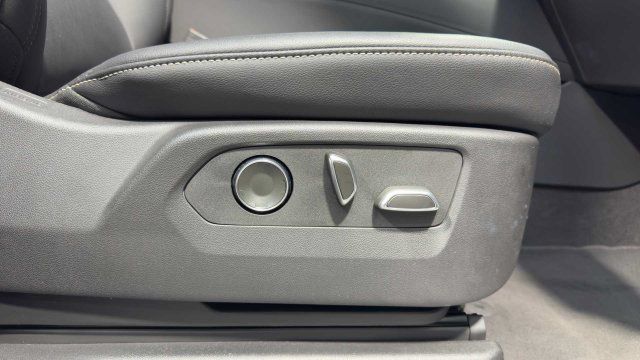 Used 2024 Cadillac Escalade Luxury RWD image 13