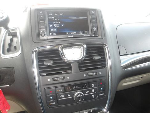 Used 2016 Chrysler Town & Country Touring image 15