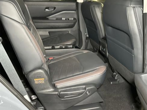 Used 2023 Nissan Pathfinder Platinum image 11