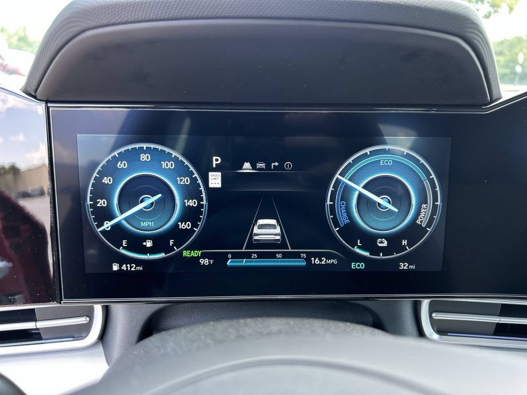 New 2025 Hyundai Elantra Limited FWD image 32