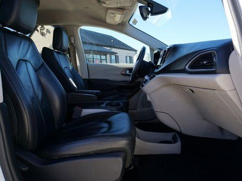 Used 2017 Chrysler Pacifica Touring-L w/ Tire & Wheel Group image 28