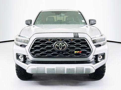 Used 2020 Toyota Tacoma Limited image 2