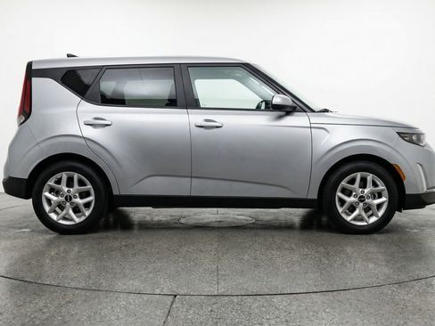 Used 2025 Kia Soul LX w/ LX Technology Package FWD image 11