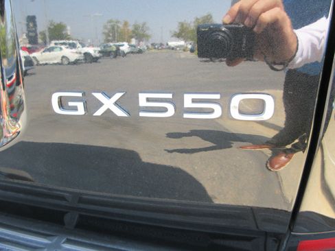 Used 2024 Lexus GX 550 w/ Accessory Package (2T) AWD/4WD image 8