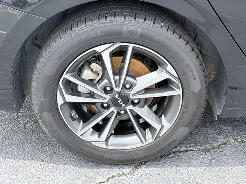 Used 2023 Kia Forte LXS w/ LXS Technology Package FWD image 32