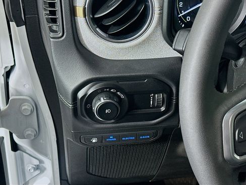 Used 2025 Jeep Wrangler Sahara image 16