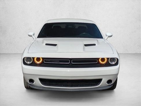 Used 2015 Dodge Challenger SXT image 2