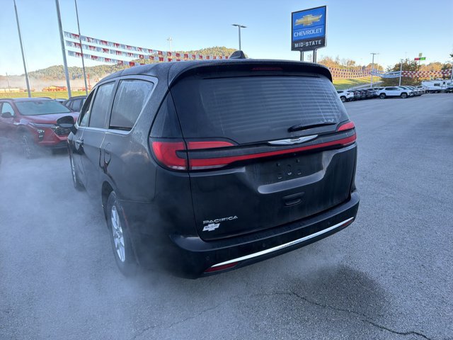 Used 2024 Chrysler Pacifica Touring-L FWD image 6