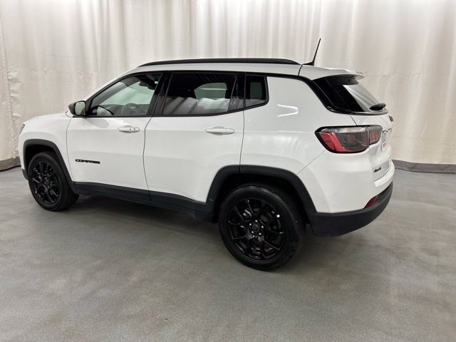 Used 2025 Jeep Compass Latitude AWD/4WD image 3