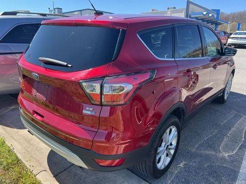 Used 2017 Ford Escape SE image 4