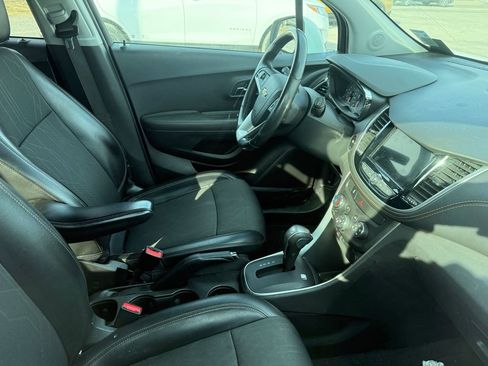 Used 2019 Chevrolet Trax LT w/ LT Convenience Package image 16