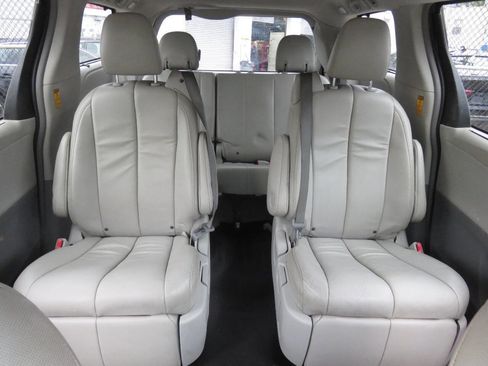 Used 2014 Toyota Sienna XLE image 25