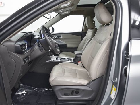 Used 2023 Ford Explorer Platinum w/ Technology Package image 11