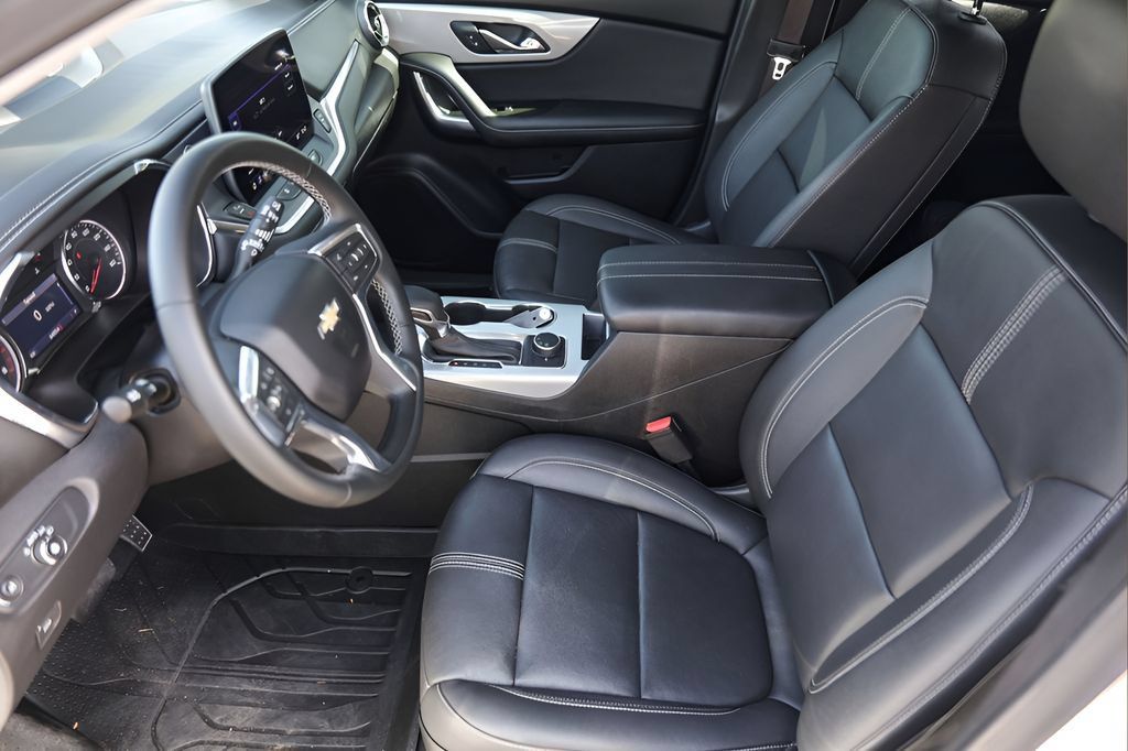Used 2023 Chevrolet Blazer LT FWD image 9
