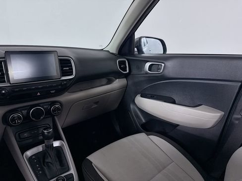 Used 2024 Hyundai Venue SEL image 16