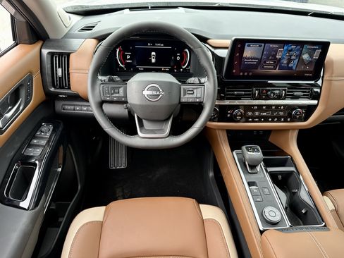 New 2026 Nissan Pathfinder Platinum image 2