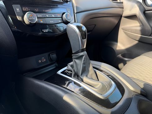 Used 2018 Nissan Rogue SV w/ Sun & Sound Touring Package FWD image 22