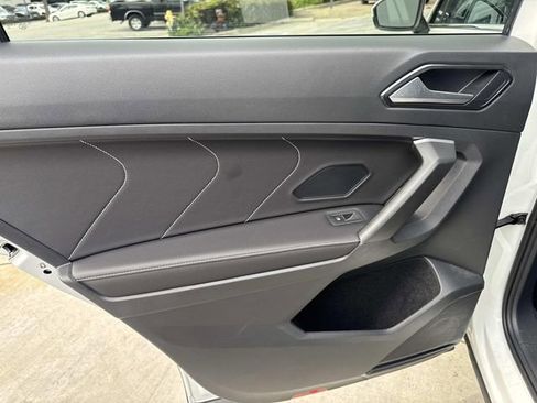 Used 2023 Volkswagen Tiguan SE image 9