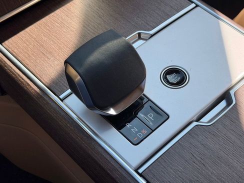 Used 2025 Land Rover Range Rover SE image 16