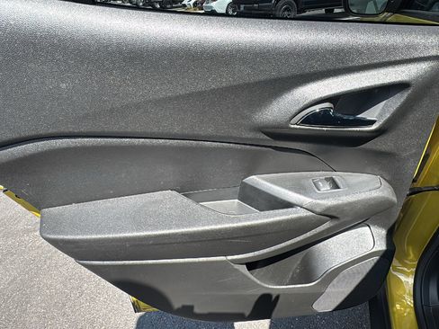 Used 2024 Chevrolet Trax RS w/ Sunroof Package image 16