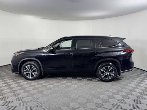 Used 2020 Toyota Highlander XLE AWD/4WD image 11