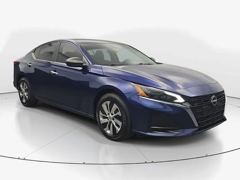 Used 2024 Nissan Altima 2.5 S FWD image 3