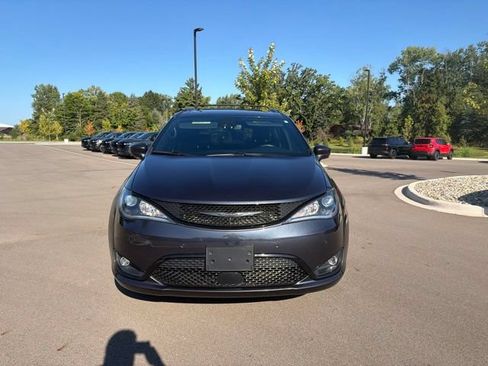 Used 2020 Chrysler Pacifica Touring-L w/ Advanced Safetytec Group AWD/4WD image 9