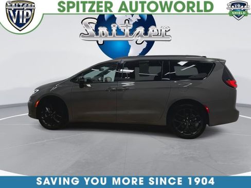 Used 2025 Chrysler Pacifica Limited AWD/4WD image 3