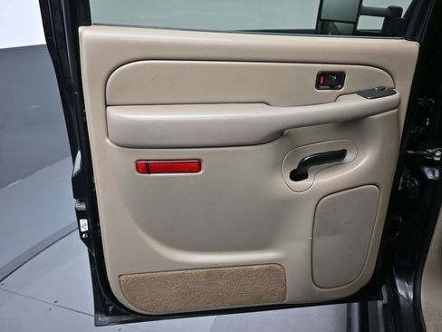 Used 2005 Chevrolet Suburban Z71 w/ Preferred Equipment Group AWD/4WD image 24