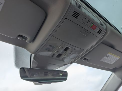 Used 2025 Volkswagen Jetta SE w/ Sunroof Package FWD image 31