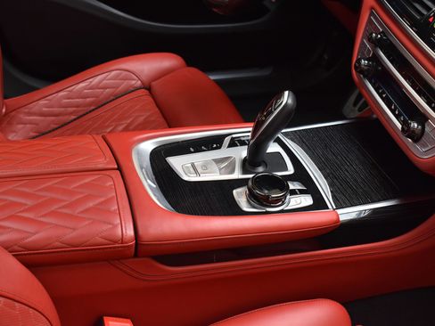 Used 2021 BMW 750i xDrive w/ Executive Package image 30