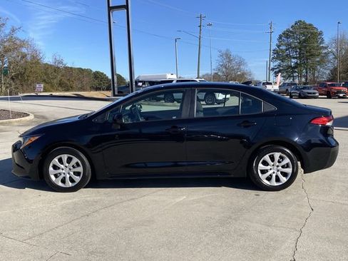 Used 2025 Toyota Corolla LE image 2