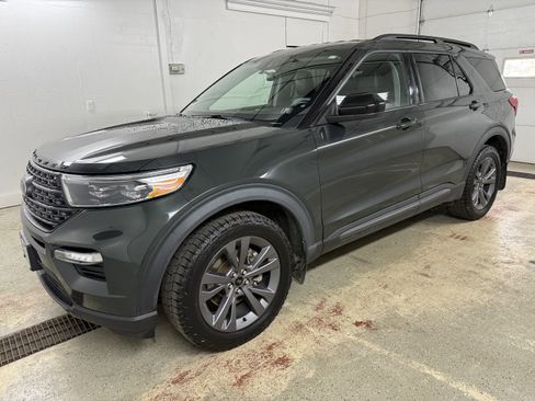 Used 2022 Ford Explorer XLT w/ Equipment Group 202A image 3