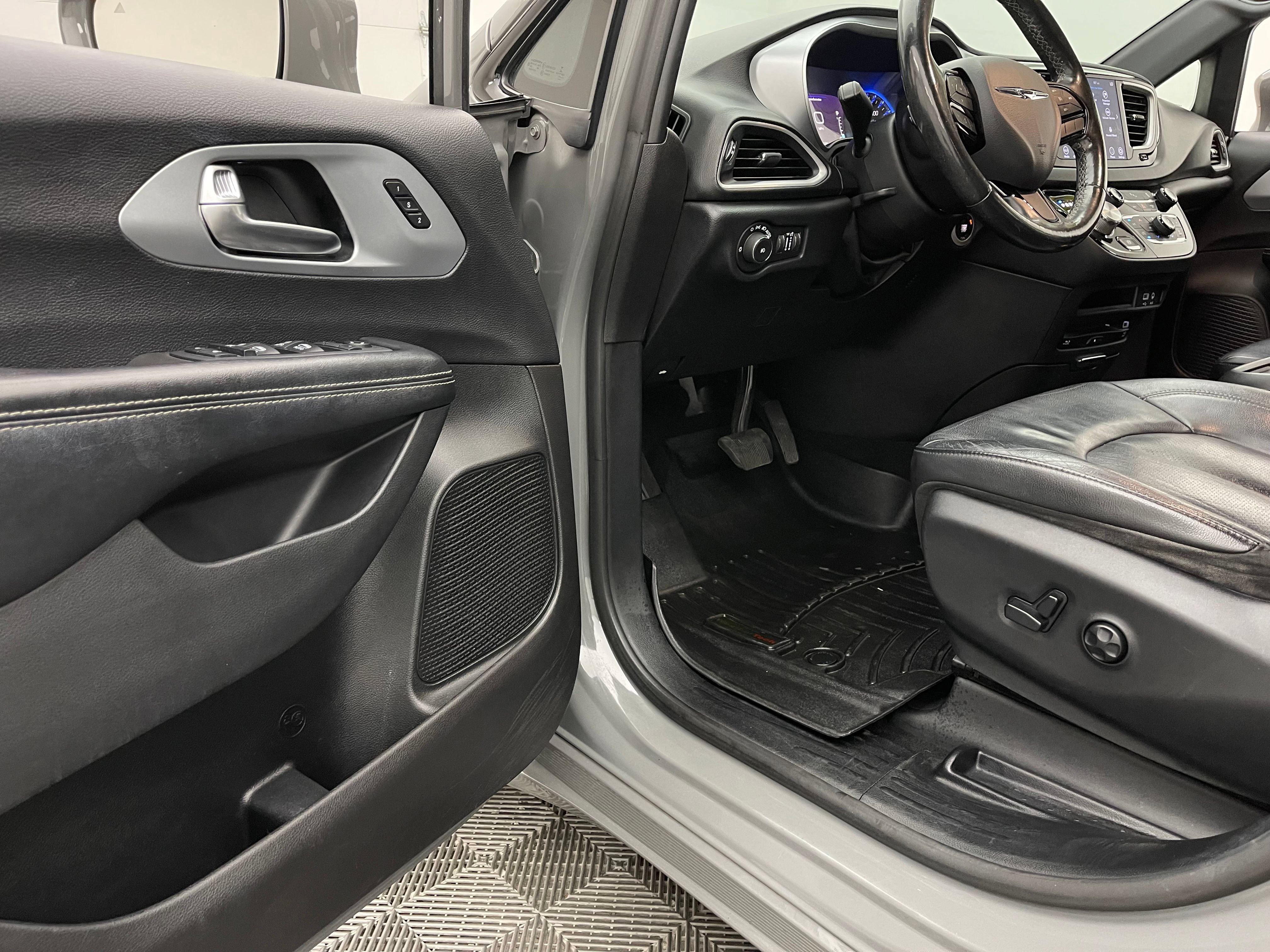 Used 2020 Chrysler Pacifica Touring-L Plus w/ S Appearance Package FWD image 15
