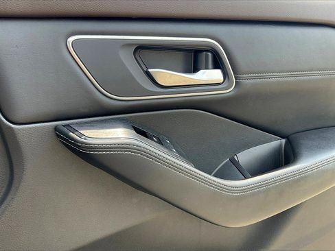 Used 2021 Nissan Rogue SV w/ Premium Package image 22