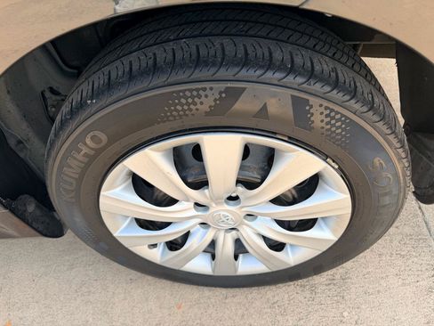 Used 2013 Toyota Corolla LE FWD image 19