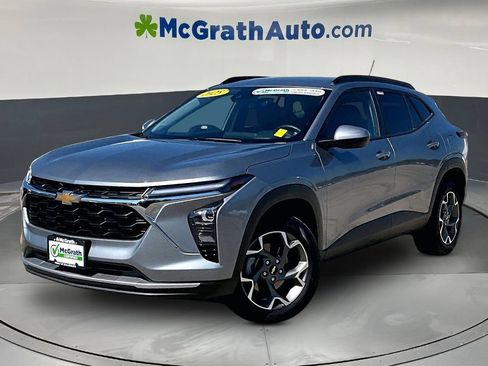 Used 2025 Chevrolet Trax LT w/ LT Convenience Package FWD image 3