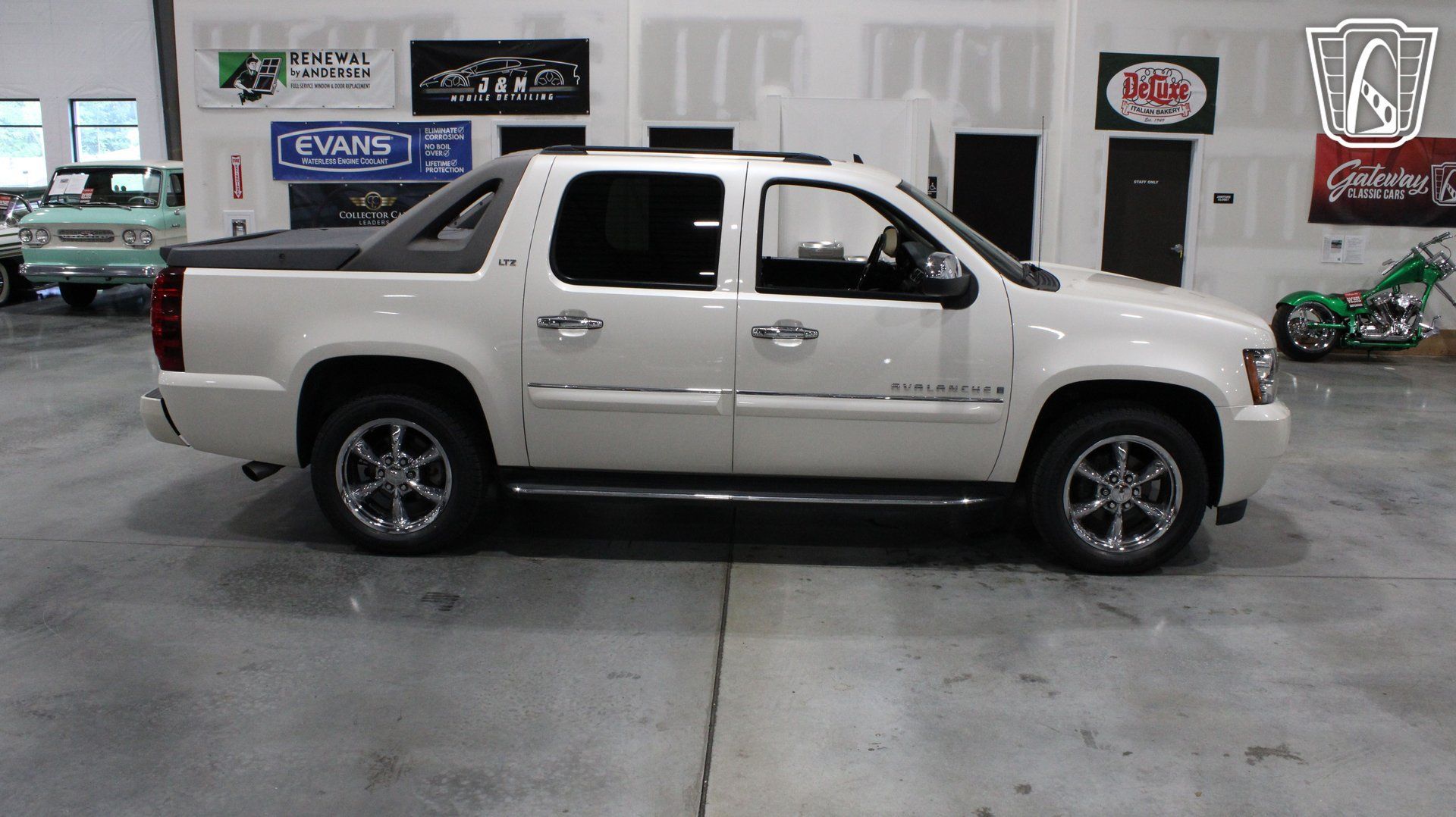 Used 2008 Chevrolet Avalanche LTZ w/ LTZ Preferred Equipment Group AWD/4WD image 35