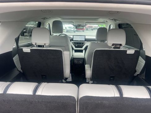 Used 2025 Ford Explorer Platinum w/ LUX Leather Package AWD/4WD image 12