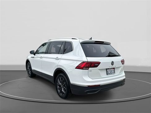 Certified 2022 Volkswagen Tiguan SE image 4