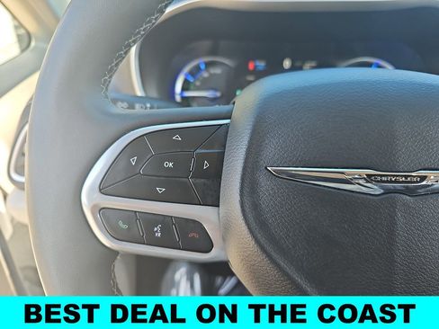 Used 2024 Chrysler Pacifica Select image 18