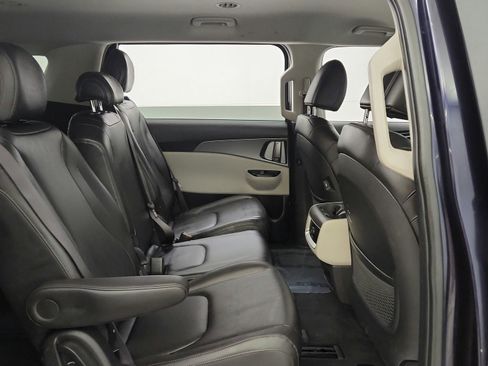 Used 2022 Kia Carnival LX FWD image 17